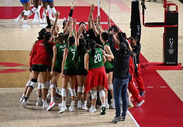 (250825) -- CHIANG MAI, Aug. 25, 2025 -- Players of Mexico celebrate victory after the Preliminary Phase Pool F match between Colombia and Mexico at the Volleyball Women s World Championship, WM, Weltmeisterschaft in Chiang Mai, Thailand, Aug. 27, 2025. ) (SP)THAILAND-CHIANG MAI-VOLLEYBALL-WOMEN S WORLD CHAMPIONSHIP-COLOMBIA VS MEXICO HouxZhaokang 
