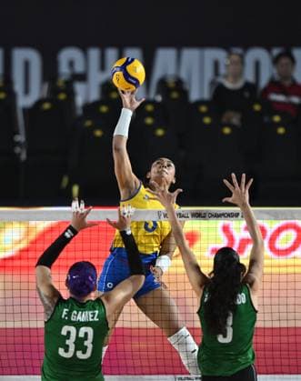 (250825) -- CHIANG MAI, Aug. 25, 2025 -- Dayana Segovia (top) of Colombia spikes the ball during the Preliminary Phase Pool F match between Colombia and Mexico at the Volleyball Women s World Championship, WM, Weltmeisterschaft in Chiang Mai, Thailand, Aug. 27, 2025. ) (SP)THAILAND-CHIANG MAI-VOLLEYBALL-WOMEN S WORLD CHAMPIONSHIP-COLOMBIA VS MEXICO HouxZhaokang 