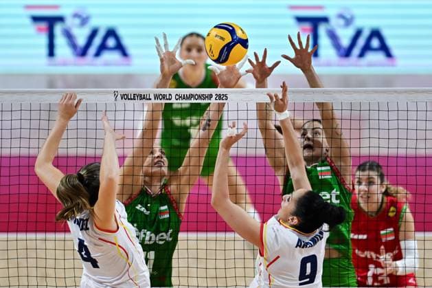 Bulgaria v Spain - FIVB Women’s World Volleyball Championship NAKHON RATCHASIMA, THAILAND - AUGUST 27: Patricia Aranda Munoz (9) and Lola Margarita Hernandez Van Den Bosch (4) of Spain in action during the FIVB Women s Volleyball World Championship, WM, Weltmeisterschaft match between Bulgaria and Spain at Korat Chatchai Hall in Nakhon Ratchasima, Thailand, on August 27, 2025. Mustafa Hatipoglu Anadolu Nakhon Ratchasima Thailand. Editorial use only. Please get in touch for any other usage.  Copyright: x2025xAnadoluxMustafaxHatipoglux