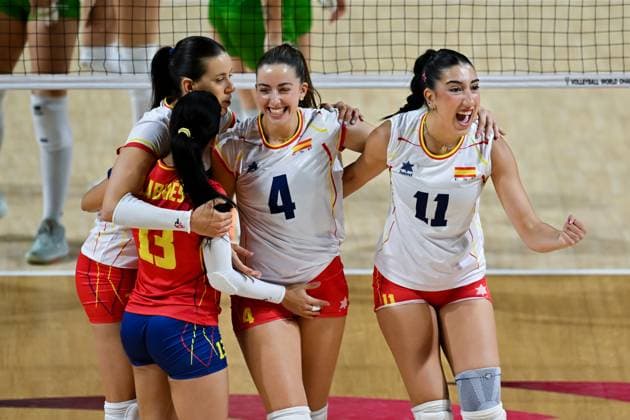 Bulgaria v Spain - FIVB Women’s World Volleyball Championship NAKHON RATCHASIMA, THAILAND - AUGUST 27: Lola Margarita Hernandez Van Den Bosch (4) of Spain celebrates a score during the FIVB Women s Volleyball World Championship, WM, Weltmeisterschaft match between Bulgaria and Spain at Korat Chatchai Hall in Nakhon Ratchasima, Thailand, on August 27, 2025. Mustafa Hatipoglu Anadolu Nakhon Ratchasima Thailand. Editorial use only. Please get in touch for any other usage.  Copyright: x2025xAnadoluxMustafaxHatipoglux