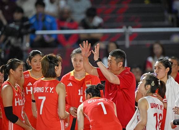 (250827) -- CHIANG MAI, Aug. 27, 2025 -- Head coach of China Zhao Yong (C) gives instructions during the Preliminary Phase Pool F match between China and the Dominican Republic at the Volleyball Women s World Championship, WM, Weltmeisterschaft in Chiang Mai, Thailand, Aug. 27, 2025. ) (SP)THAILAND-CHIANG MAI-VOLLEYBALL-WOMEN S WORLD CHAMPIONSHIP-CHINA VS THE DOMINICAN REPUBLIC HouxZhaokang 