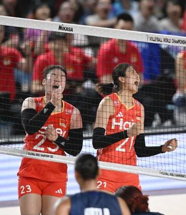 (250827) -- CHIANG MAI, Aug. 27, 2025 -- Zhang Zixuan and Gao Yi (R) of China celebrate during the Preliminary Phase Pool F match between China and the Dominican Republic at the Volleyball Women s World Championship, WM, Weltmeisterschaft in Chiang Mai, Thailand, Aug. 27, 2025. ) (SP)THAILAND-CHIANG MAI-VOLLEYBALL-WOMEN S WORLD CHAMPIONSHIP-CHINA VS THE DOMINICAN REPUBLIC HouxZhaokang 