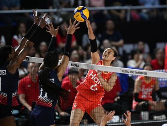 (250827) -- CHIANG MAI, Aug. 27, 2025 -- Gong Xiangyu (R) of China spikes the ball during the Preliminary Phase Pool F match between China and the Dominican Republic at the Volleyball Women s World Championship, WM, Weltmeisterschaft in Chiang Mai, Thailand, Aug. 27, 2025. ) (SP)THAILAND-CHIANG MAI-VOLLEYBALL-WOMEN S WORLD CHAMPIONSHIP-CHINA VS THE DOMINICAN REPUBLIC HouxZhaokang 