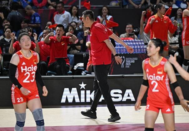 (250827) -- CHIANG MAI, Aug. 27, 2025 -- Head coach of China Zhao Yong (C) celebrates during the Preliminary Phase Pool F match between China and the Dominican Republic at the Volleyball Women s World Championship, WM, Weltmeisterschaft in Chiang Mai, Thailand, Aug. 27, 2025. ) (SP)THAILAND-CHIANG MAI-VOLLEYBALL-WOMEN S WORLD CHAMPIONSHIP-CHINA VS THE DOMINICAN REPUBLIC HouxZhaokang 