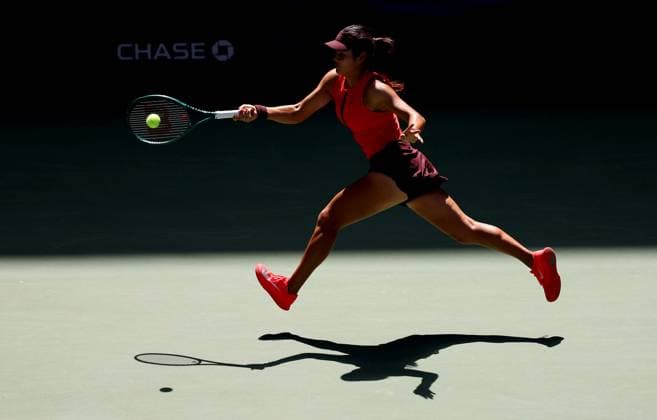 Emma Raducanu of GB in action 2025 US Open, Day Four, USTA Billie Jean King National Tennis Center, New York, USA - 27 Aug 2025New York USTA Billie Jean King National T New York (NY) United States of America  Copyright: xEllaxLing Shutterstockx 15457573a
