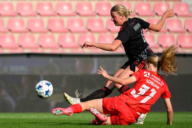 Hallie Bergford of Sparta, left, shots a goal during the second qualifying round of women s Champions League, semi-finals match Sparta Praha vs Nordsjaelland in Prague, Czech Republic, August 27, 2025. At right is Carli Scheuer of Nordsjaelland. (CTKxPhoto MichalxKamaryt) CTKPhotoP2025082706383  CTKPhotoP2025082706383