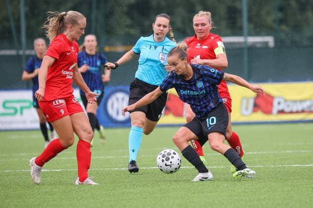 Amalie Eikeland and Lina Magull during SK Brann vs Inter - FC Internazionale, UEFA Champions League Women football match in Milan, Italy, August 27 2025  Copyright: xRobertaxCorradin IPAxSportx xipa-agency.netx xx IPA_63402542 IPA_Agency_IPA63402542