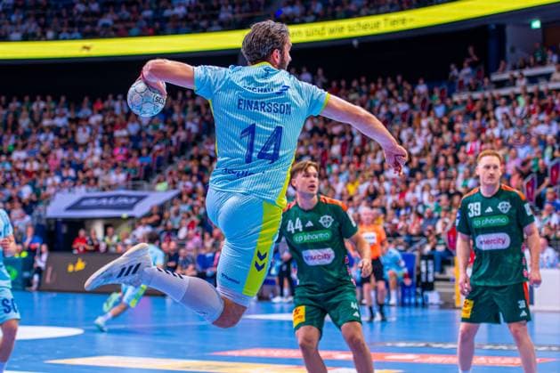 Teitur Einarsson VfL Gummersbach, No. 14 v l , TSV Hannover Burgdorf green against VfL Gummersbach light blue on matchday 1 of the 2025 2026 season in the DAIKIN Handball Bundesliga 27 08 2025, ZAG Arena Hannover, GER , Copyright: xJanxGuentherx xTSVxHannover-Burgdorfx