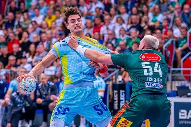 Julian Köster VfL Gummersbach, No. 7 Justus Fischer TSV Hannover Burgdorf, No. 54 v l , TSV Hannover Burgdorf green against VfL Gummersbach light blue on matchday 1 of the 2025 2026 season in the DAIKIN Handball Bundesliga 27 08 2025, ZAG Arena Hannover, GER , Copyright: xJanxGuentherx xTSVxHannover-Burgdorfx