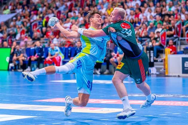 Julian Köster VfL Gummersbach, No. 7 Justus Fischer TSV Hannover Burgdorf, No. 54 v l , TSV Hannover Burgdorf green against VfL Gummersbach light blue on matchday 1 of the 2025 2026 season in the DAIKIN Handball Bundesliga 27 08 2025, ZAG Arena Hannover, GER , Copyright: xJanxGuentherx xTSVxHannover-Burgdorfx