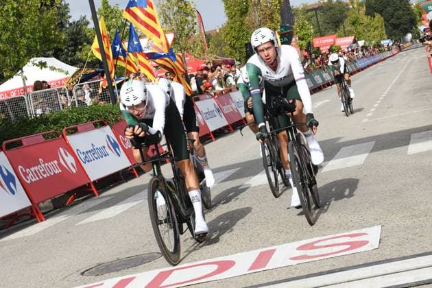 The Vuelta Ciclista a Espana 2025 as it passes through Figueres Girona Four cyclists of the Caja Rural team arrive at the finish line of the team time trial, during the Vuelta 2025 as it passes through Figueres, on August 27, 2025, in Figueres, Girona, Catalonia Spain The Vuelta Ciclista a Espana turns 90 years old in its 80th edition, visiting three countries Italy, France and Andorra along with ten Autonomous Communities, France and Andorra along with ten Autonomous Communities It started last Saturday August 23 in Turin Italy and will end on September 14 through the streets of Madrid, with a design focused on the northern half of the Spanish territory 27 AUGUST 2025 CATALONIA CYCLISM BICYCLISTS CYCLISTS STAGE VUELTA A ESPAÑA VUELTA CICLISTA DEPORTE CONTRARRELOJ CRONO POR EQUIPOS Glòria Sá Figueres, Girona Catalunya Catalunya Figueres, Girona Catalunya Catalunya Espana Copyright: xGlòriaxSanchezx 6918356