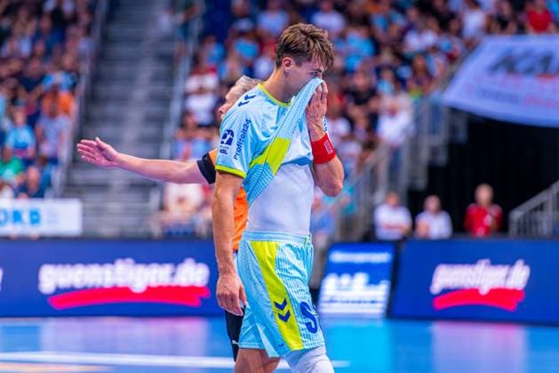 Julian Köster VfL Gummersbach, No. 7 v l , TSV Hannover Burgdorf green against VfL Gummersbach light blue on matchday 1 of the 2025 2026 season in the DAIKIN Handball Bundesliga 27 08 2025, ZAG Arena Hannover, GER , Copyright: xJanxGuentherx xTSVxHannover-Burgdorfx