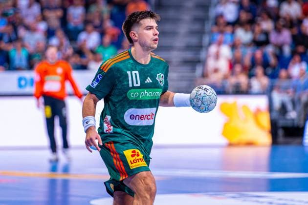 Renars Uscins TSV Hannover Burgdorf, No. 10 v l , TSV Hannover Burgdorf green against VfL Gummersbach light blue on matchday 1 of the 2025 2026 season in the DAIKIN Handball Bundesliga 27 08 2025, ZAG Arena Hannover, GER , Copyright: xJanxGuentherx xTSVxHannover-Burgdorfx