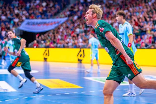 Marian Michalczik TSV Hannover Burgdorf, No. 22 v l , TSV Hannover Burgdorf green against VfL Gummersbach light blue on matchday 1 of the 2025 2026 season in the DAIKIN Handball Bundesliga 27 08 2025, ZAG Arena Hannover, GER , Copyright: xJanxGuentherx xTSVxHannover-Burgdorfx