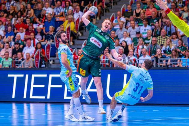 Lukas Stutzke TSV Hannover Burgdorf, No. 39 v l , TSV Hannover Burgdorf green against VfL Gummersbach light blue on matchday 1 of the 2025 2026 season in the DAIKIN Handball Bundesliga 27 08 2025, ZAG Arena Hannover, GER , Copyright: xJanxGuentherx xTSVxHannover-Burgdorfx