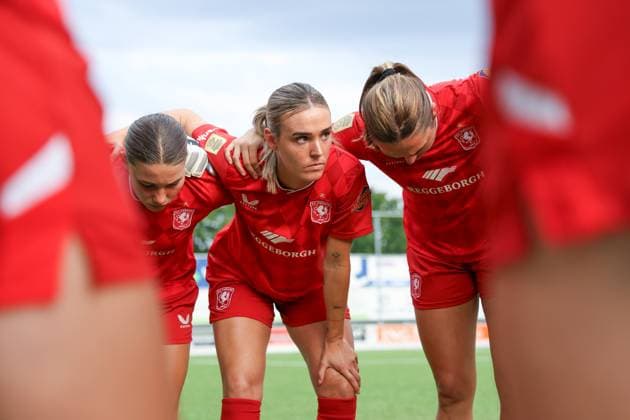 Enschede, Netherlands, August 27th 2025: Jill Roord (10 FC Twente) form a huddle with her team mates during the UEFA Womens Champions League Second Qualifying Round football game between FC Twente and Crvena Zvezda at Sportpark Schreurserve in Enschede, Netherlands. (Leiting Gao SPP) Copyright: xLeitingxGaox xSPPx spp-en-LeGaSp-LGext20250827-7550bsr