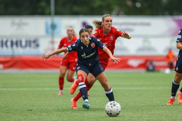 Enschede, Netherlands, August 27th 2025: Ana Scepanovic (3 Crvena Zvezda) battles for possession with Jill Roord (10 FC Twente) during the UEFA Womens Champions League Second Qualifying Round football game between FC Twente and Crvena Zvezda at Sportpark Schreurserve in Enschede, Netherlands. (Leiting Gao SPP) Copyright: xLeitingxGaox xSPPx spp-en-LeGaSp-LGext20250827-7770bsr