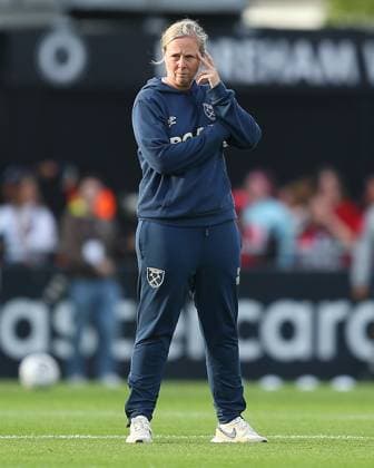 Borehamwood, England, August 27 2025: Head coach of West Ham United Rehanne Skinner observes the warm up before the Friendly game between Arsenal and West Ham United at Mangata Developments Stadium, Meadow Park in Borehamwood, England. (Photo by Jay Patel Sports Press Photo SPP) Copyright: xx Sportspressphoto_SPR17084