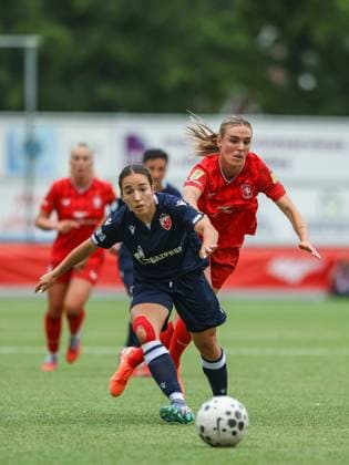 Enschede, Netherlands, August 27th 2025: Ana Scepanovic (3 Crvena Zvezda) battles for possession with Jill Roord (10 FC Twente) during the UEFA Womens Champions League Second Qualifying Round football game between FC Twente and Crvena Zvezda at Sportpark Schreurserve in Enschede, Netherlands. (Leiting Gao SPP) Copyright: xLeitingxGaox xSPPx spp-en-LeGaSp-LGext20250827-7771bsr