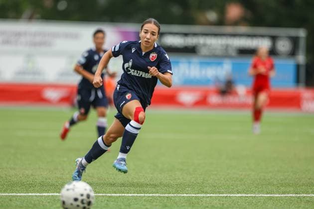 Enschede, Netherlands, August 27th 2025: Ana Scepanovic (3 Crvena Zvezda) chasing the ball during the UEFA Womens Champions League Second Qualifying Round football game between FC Twente and Crvena Zvezda at Sportpark Schreurserve in Enschede, Netherlands. (Leiting Gao SPP) Copyright: xLeitingxGaox xSPPx spp-en-LeGaSp-LGext20250827-7775bsr