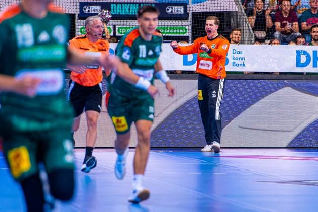Joel Birlehm TSV Hannover Burgdorf, No. 35 v l , TSV Hannover Burgdorf green against VfL Gummersbach light blue on matchday 1 of the 2025 2026 season in the DAIKIN Handball Bundesliga 27 08 2025, ZAG Arena Hannover, GER , Copyright: xJanxGuentherx xTSVxHannover-Burgdorfx
