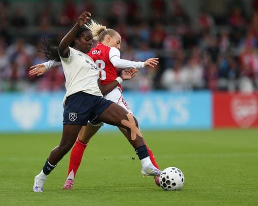 Borehamwood, England, August 27 2025: Viviane Asseyi (20 West Ham United) and Chloe Kelly (18 Arsenal) challenge for the ball during the Friendly game between Arsenal and West Ham United at Mangata Developments Stadium, Meadow Park in Borehamwood, England. (Photo by Jay Patel Sports Press Photo SPP) Copyright: xx Sportspressphoto_SPR17098