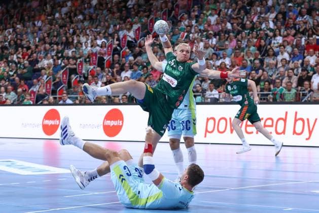 27 08 2025, xgox, Handball, Daikin HBL, TSV Hannover Burgdorf VfL Gummersbach v l Justus Fischer Hannover, 54 throws goal, Torschuetze, scores goal, Treffer, scores the goal Hannover