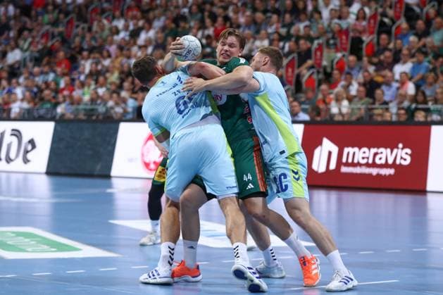 27 08 2025, xgox, Handball, Daikin HBL, TSV Hannover Burgdorf VfL Gummersbach v l Stepan Zeman Gummersbach, 66 , Thomas Alfred Solstad Hannover, 44 , Kristjan Horzen Gummersbach, 27 duel, duel, fight, tackle Hannover