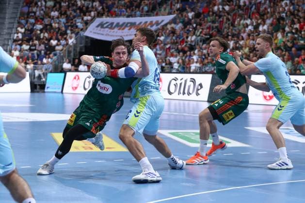 27 08 2025, xgox, Handball, Daikin HBL, TSV Hannover Burgdorf VfL Gummersbach v l Leif Tissier Hannover, 7 , Stepan Zeman Gummersbach, 66 duel, duel, fight, tackle Hannover