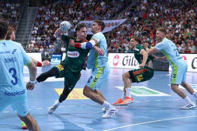 27 08 2025, xgox, Handball, Daikin HBL, TSV Hannover Burgdorf VfL Gummersbach v l Leif Tissier Hannover, 7 , Stepan Zeman Gummersbach, 66 duel, duel, fight, tackle Hannover