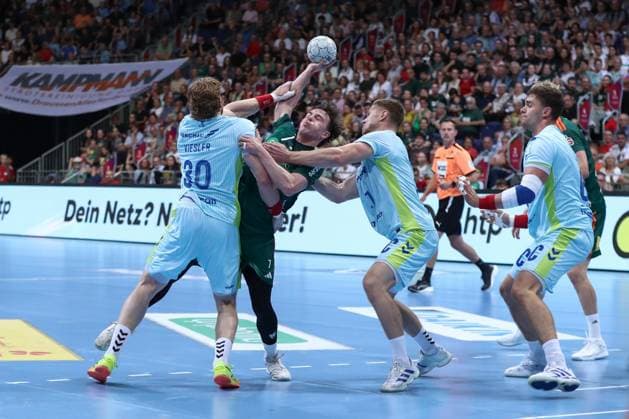 27 08 2025, xgox, Handball, Daikin HBL, TSV Hannover Burgdorf VfL Gummersbach v l Tom Kiesler Gummersbach, 30 , Leif Tissier Hannover, 7 duel, duel, fight, tackle Hannover