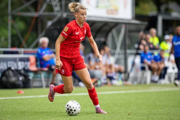 Enschede, Netherlands, August 27th 2025: Eva Oude Elberink (14 FC Twente) runs with the ball during the UEFA Womens Champions League Second Qualifying Round football game between FC Twente and Crvena Zvezda at Sportpark Schreurserve in Enschede, Netherlands. (Leiting Gao SPP) Copyright: xLeitingxGaox xSPPx spp-en-LeGaSp-LGext20250827-7865bsr