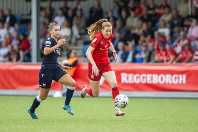 Enschede, Netherlands, August 27th 2025: Nikee Van Dijk (20 FC Twente) runs with the ball during the UEFA Womens Champions League Second Qualifying Round football game between FC Twente and Crvena Zvezda at Sportpark Schreurserve in Enschede, Netherlands. (Leiting Gao SPP) Copyright: xLeitingxGaox xSPPx spp-en-LeGaSp-LGext20250827-7917bsr