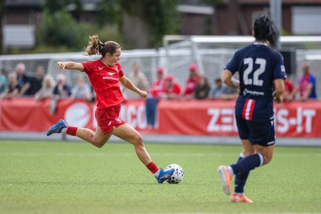 Enschede, Netherlands, August 27th 2025: Alieke Tuin (11 FC Twente) shoots at goal during the UEFA Womens Champions League Second Qualifying Round football game between FC Twente and Crvena Zvezda at Sportpark Schreurserve in Enschede, Netherlands. (Leiting Gao SPP) Copyright: xLeitingxGaox xSPPx spp-en-LeGaSp-LGext20250827-7946bsr