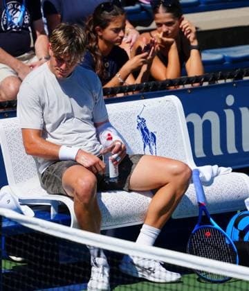 Jack Draper cuts a forlorn figure during practice before announcing he was pulling out of the tournament with an arm injury 2025 US Open, Day Four, USTA Billie Jean King National Tennis Center, New York, USA - 27 Aug 2025New York USTA Billie Jean King National T New York (NY) United States of America  Copyright: xJavierxGarcia Shutterstockx 15457575v