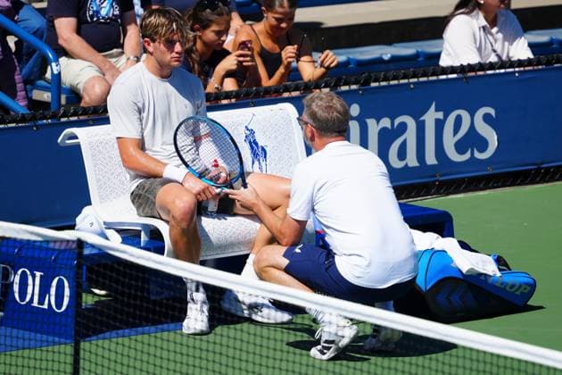 Jack Draper cuts a forlorn figure during practice today as he chats with coach James Trotman before announcing he was pulling out of the tournament with an arm injury 2025 US Open, Day Four, USTA Billie Jean King National Tennis Center, New York, USA - 27 Aug 2025New York USTA Billie Jean King National T New York (NY) United States of America  Copyright: xJavierxGarcia Shutterstockx 15457575x