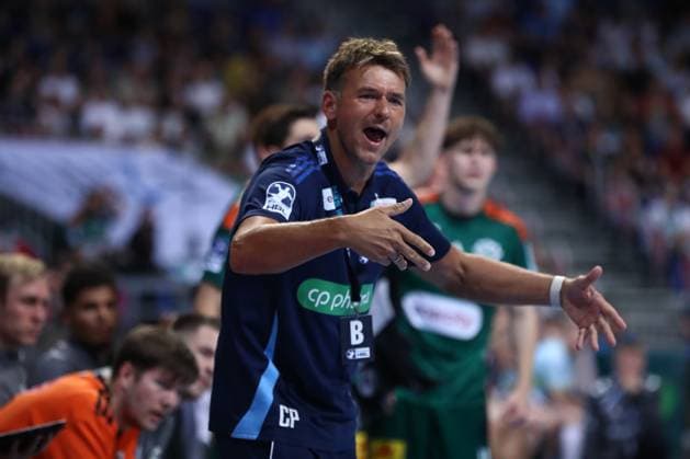 27 08 2025, xgox, Handball, Daikin HBL, TSV Hannover Burgdorf VfL Gummersbach v l Christian Prokop Hannover, coach gives instructions, gestures with arms, gesticulates, gives instructions Hannover