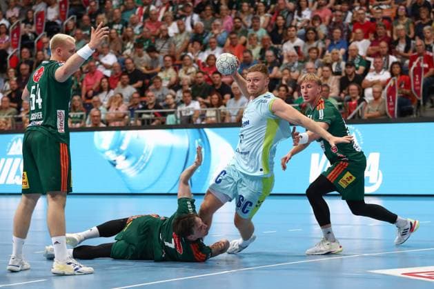 27 08 2025, xgox, Handball, Daikin HBL, TSV Hannover Burgdorf VfL Gummersbach v l Leif Tissier Hannover, 7 , Kristjan Horzen Gummersbach, 27 duel, duel, fight, tackle throws goal, goal scorer, scores goal, scores the goal Hannover