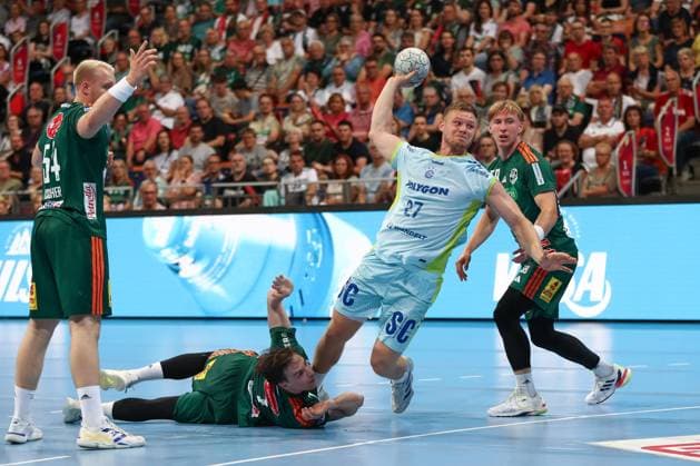 27 08 2025, xgox, Handball, Daikin HBL, TSV Hannover Burgdorf VfL Gummersbach v l Leif Tissier Hannover, 7 , Kristjan Horzen Gummersbach, 27 duel, duel, fight, tackle throws goal, goal scorer, scores goal, scores the goal Hannover