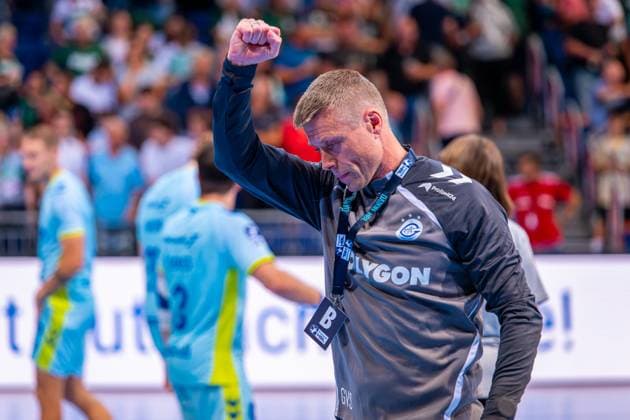 Gudjon Valur Sigurdsson VfL Gummersbach, coach f l , TSV Hannover Burgdorf green against VfL Gummersbach light blue on matchday 1 of the 2025 2026 season in the DAIKIN Handball Bundesliga 27 08 2025, ZAG Arena Hannover, GER , Copyright: xJanxGuentherx xTSVxHannover-Burgdorfx