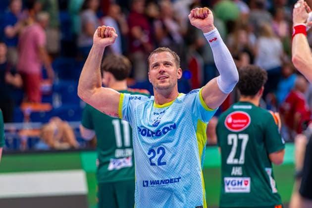 Kentin MahÃ VfL Gummersbach, Nr 22 v l , TSV Hannover Burgdorf green against VfL Gummersbach light blue on matchday 1 of the 2025 2026 season in the DAIKIN Handball Bundesliga 27 08 2025, ZAG Arena Hannover, GER , Copyright: xJanxGuentherx xTSVxHannover-Burgdorfx