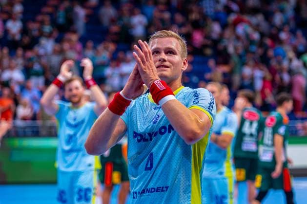 Ellidi Snaer Vidarsson VfL Gummersbach, No. 4 v l , TSV Hannover Burgdorf green against VfL Gummersbach light blue on matchday 1 of the 2025 2026 season in the DAIKIN Handball Bundesliga 27 08 2025, ZAG Arena Hannover, GER , Copyright: xJanxGuentherx xTSVxHannover-Burgdorfx
