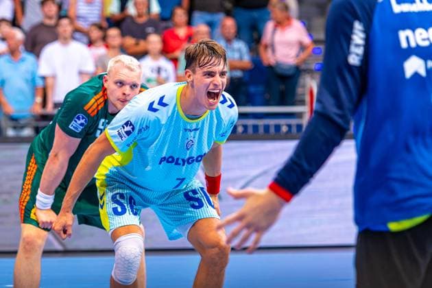 Julian Köster VfL Gummersbach, No. 7 v l , TSV Hannover Burgdorf green against VfL Gummersbach light blue on matchday 1 of the 2025 2026 season in the DAIKIN Handball Bundesliga 27 08 2025, ZAG Arena Hannover, GER , Copyright: xJanxGuentherx xTSVxHannover-Burgdorfx