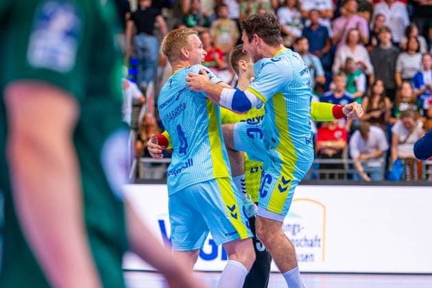 Ellidi Snaer Vidarsson VfL Gummersbach, No. 4 Joao Gomes VfL Gummersbach, No. 3 v l , TSV Hannover Burgdorf green against VfL Gummersbach light blue on matchday 1 of the 2025 2026 season in the DAIKIN Handball Bundesliga 27 08 2025, ZAG Arena Hannover, GER , Copyright: xJanxGuentherx xTSVxHannover-Burgdorfx