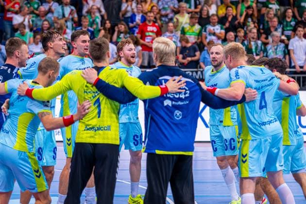 v l , TSV Hannover Burgdorf green vs VfL Gummersbach light blue on matchday 1 of the 2025 2026 season in the DAIKIN Handball Bundesliga 27 08 2025, ZAG Arena Hannover, GER , Copyright: xJanxGuentherx xTSVxHannover-Burgdorfx