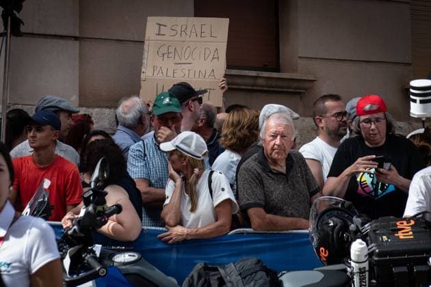 Rally against Israel PTs participation in La Vuelta Ciclista a Espana in Figueres Girona Several people protest against the participation of the Israel Premier Tech cycling team in the Vuelta a Espana 2025, on August 27, 2025, in Figueres, Girona, Catalunya Espana Spanish and Italian pro-Palestinian movements have organized protests along the route against the Israel Premier Tech cycling team, calling for a sporting boycott of Israel The team, led by Sylvan Adams, is seen as a sportwashing tool to clean up Israels international image The campaign insists that, as with Russia, sanctions should be applied against Israel in the sporting arena 27 AUGUST 2025 CATALONIA BICYCLISM CYCLING VUELTA PALESTINE ISRAEL PROTEST GAZA PROPALESTINA Glòria Sá Figueres, Girona Catalunya Catalunya Figueres, Girona Catalunya Espana  Copyright: xGlÃ²riaxSanchezx 6918446