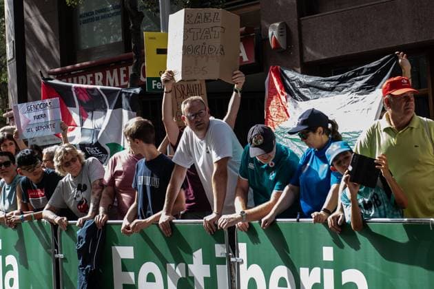 Cycling, Vuelta a Espana, stage 5, protests against Team Israel-Premier Tech