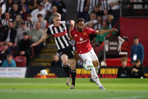 Harvey Rodgers of Grimsby Town and Matheus Cunha of Manchester United, ManU Grimsby Town v Manchester United, EFL Carabao Cup, Second Round, Football, Blundell Park, Grimsby, UK - 27 Aug 2025Grimsby Blundell Park United Kingdom EDITORIAL USE ONLY No use with unauthorised audio, video, data, fixture lists, club league logos or live services. Online in-match use limited to 120 images, no video emulation. No use in betting, games or single club league player publications.  Copyright: xRyanxBrowne Shutterstockx 15457581ay