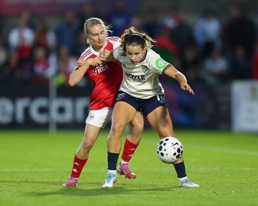 Borehamwood, England, August 27 2025: Anouk Denton (18 West Ham United) on the ball is challenged by Jenna Nighswonger (22 Arsenal) during the Friendly game between Arsenal and West Ham United at Mangata Developments Stadium, Meadow Park in Borehamwood, England. (Photo by Jay Patel Sports Press Photo SPP) Copyright: xx Sportspressphoto_SPR17117