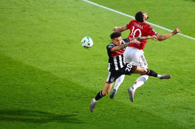 Matheus Cunha of Manchester United, ManU and George McEachran of Grimsby Town Grimsby Town v Manchester United, EFL Carabao Cup, Second Round, Football, Blundell Park, Grimsby, UK - 27 Aug 2025Grimsby Blundell Park United Kingdom EDITORIAL USE ONLY No use with unauthorised audio, video, data, fixture lists, club league logos or live services. Online in-match use limited to 120 images, no video emulation. No use in betting, games or single club league player publications.  Copyright: xPaulxCurrie Shutterstockx 15457582ap